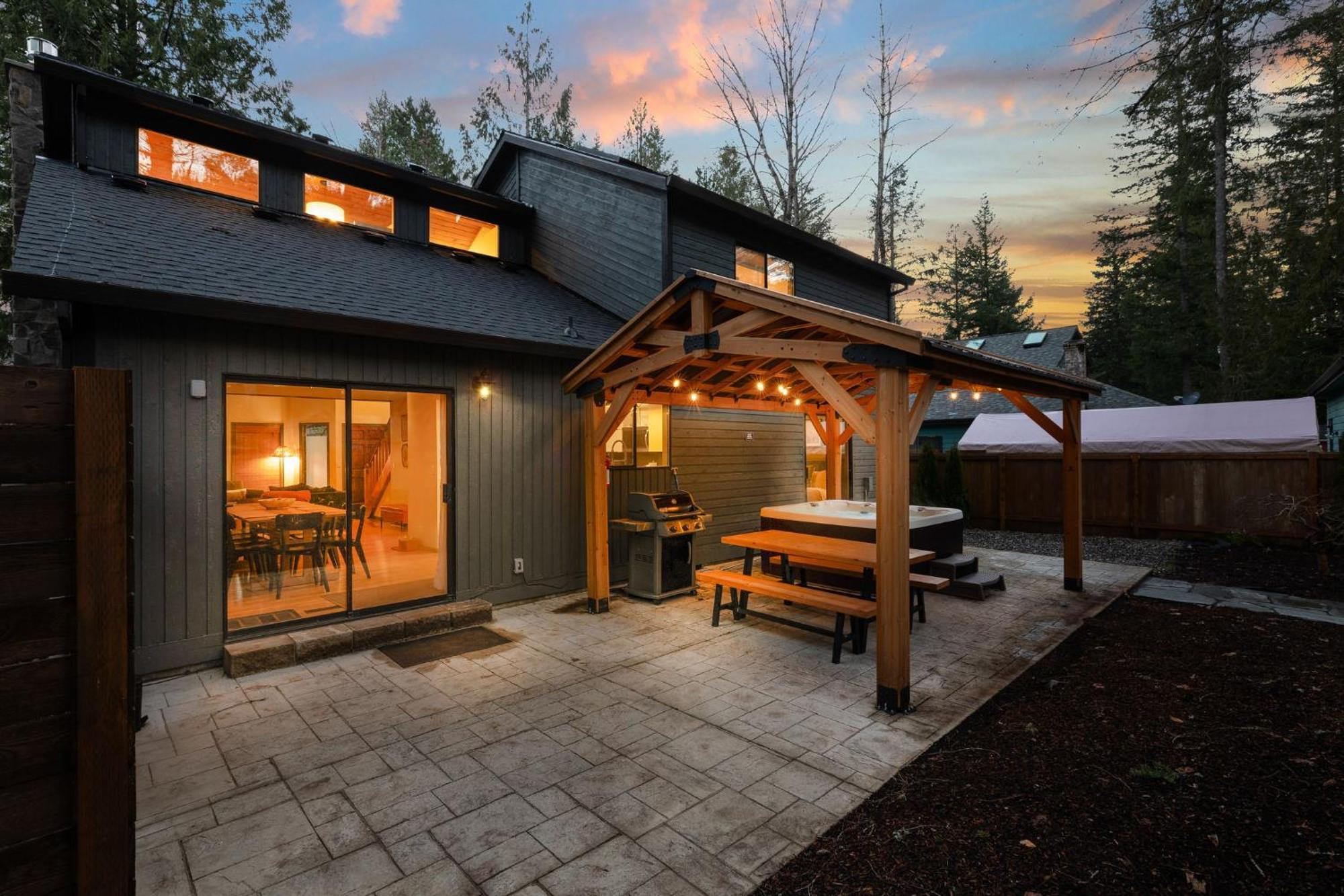 Stay Portland Collection - Alpine Retreat Hot Tub, Fire Pit & Game Room Rhododendron Buitenkant foto