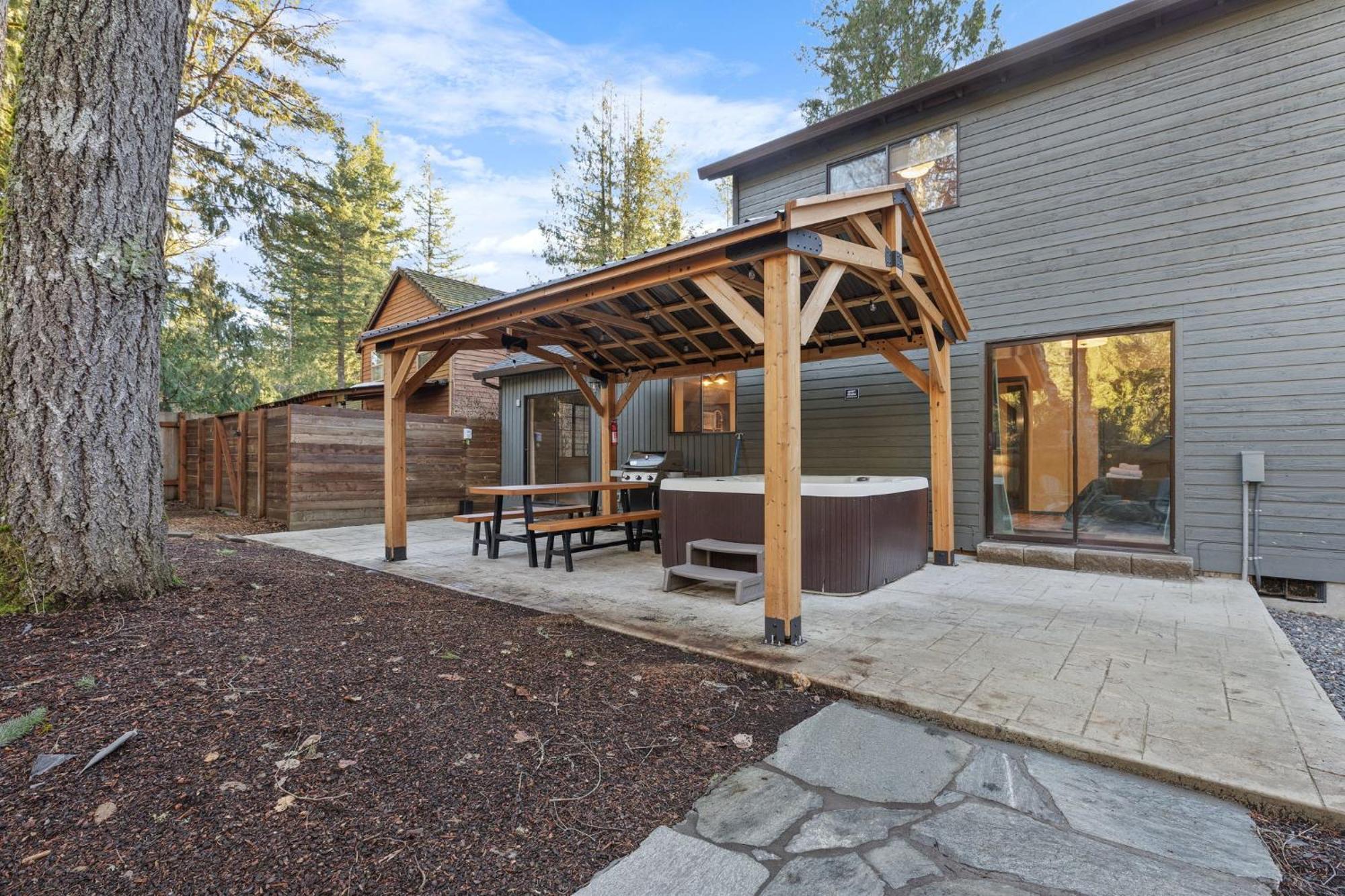 Stay Portland Collection - Alpine Retreat Hot Tub, Fire Pit & Game Room Rhododendron Buitenkant foto