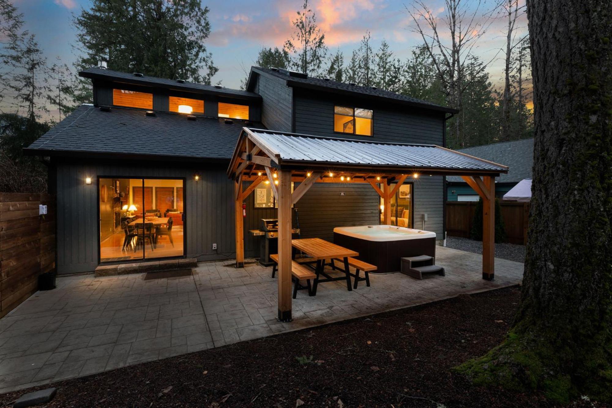 Stay Portland Collection - Alpine Retreat Hot Tub, Fire Pit & Game Room Rhododendron Buitenkant foto