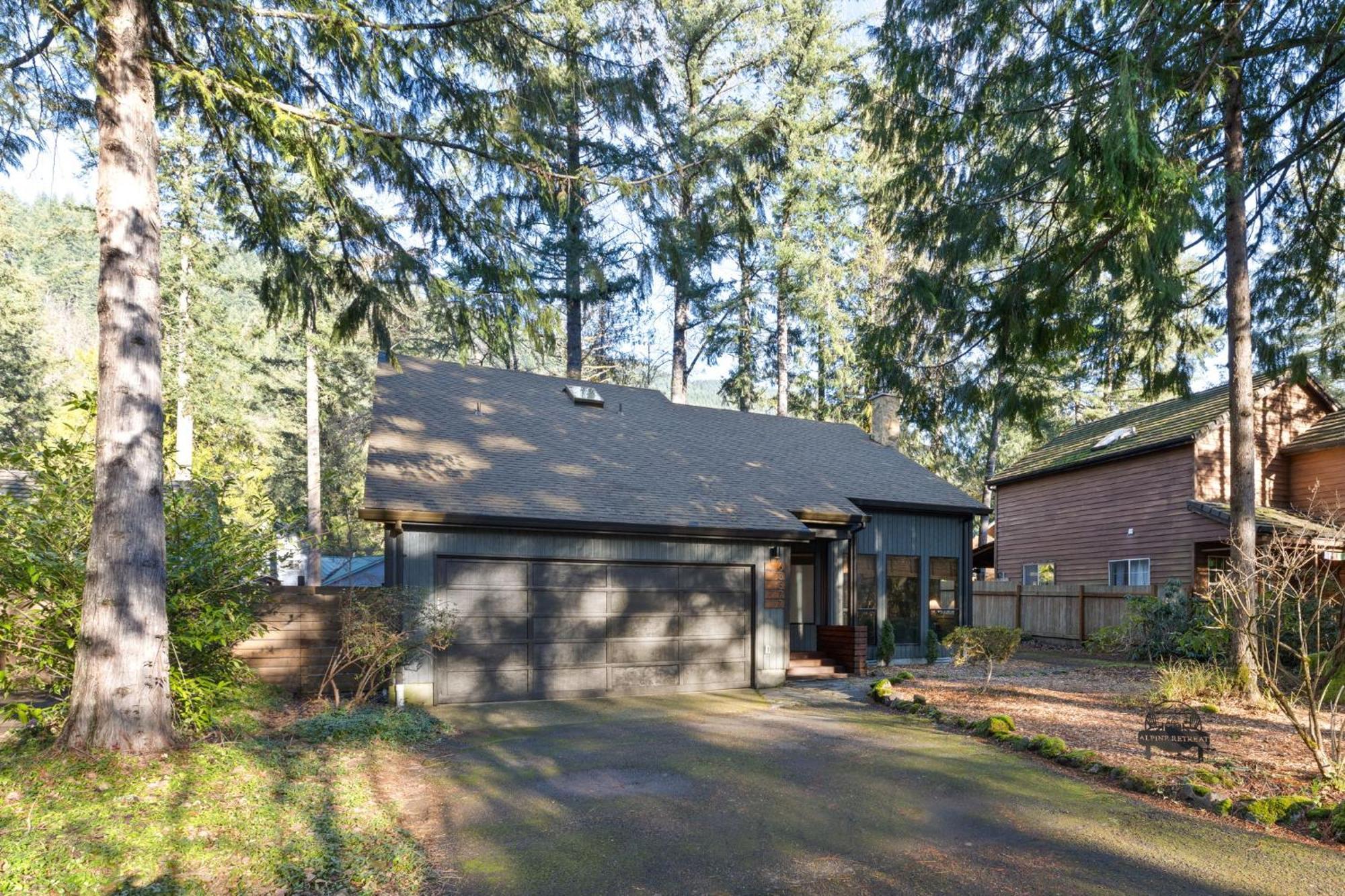 Stay Portland Collection - Alpine Retreat Hot Tub, Fire Pit & Game Room Rhododendron Buitenkant foto