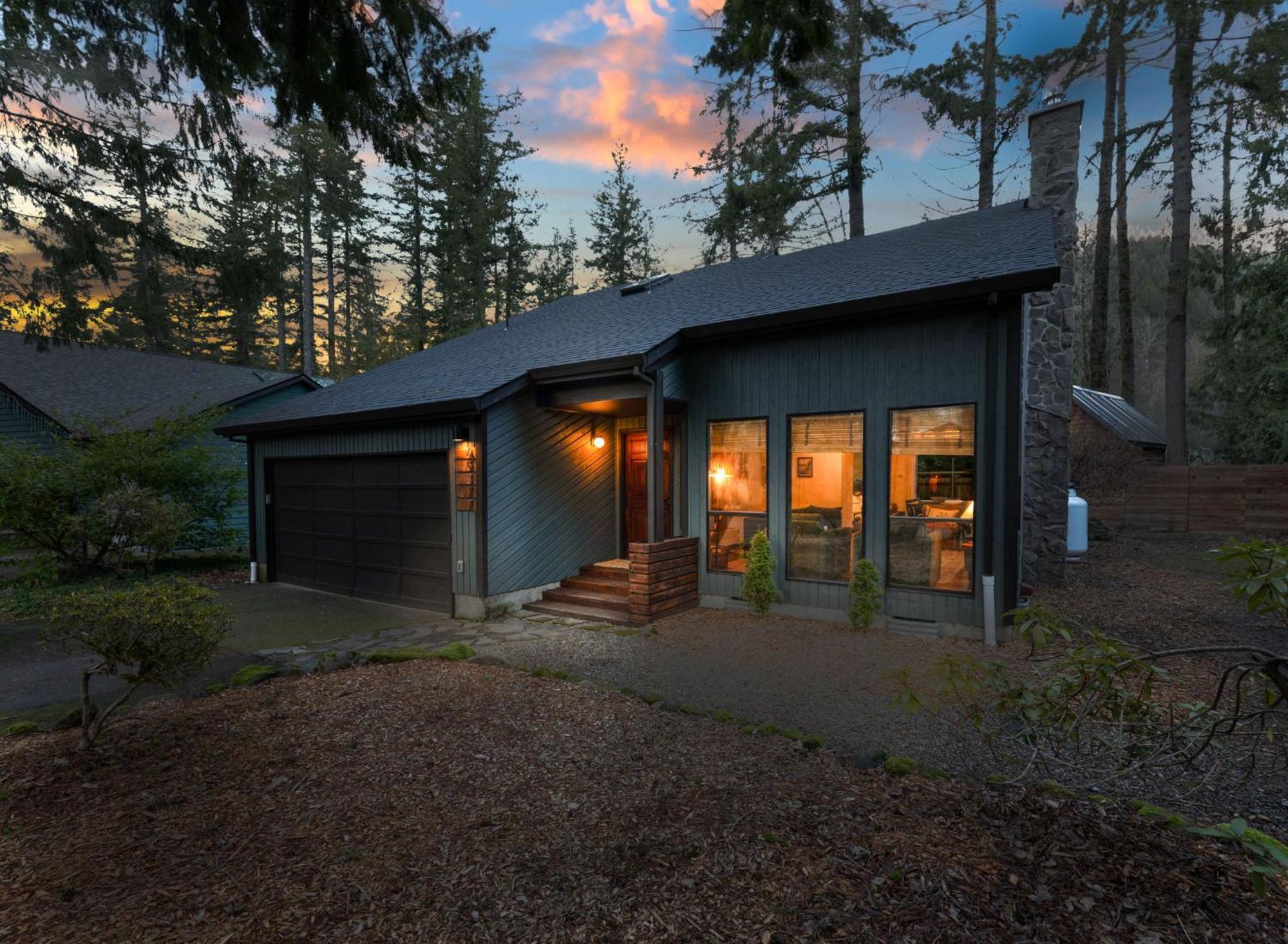 Stay Portland Collection - Alpine Retreat Hot Tub, Fire Pit & Game Room Rhododendron Buitenkant foto