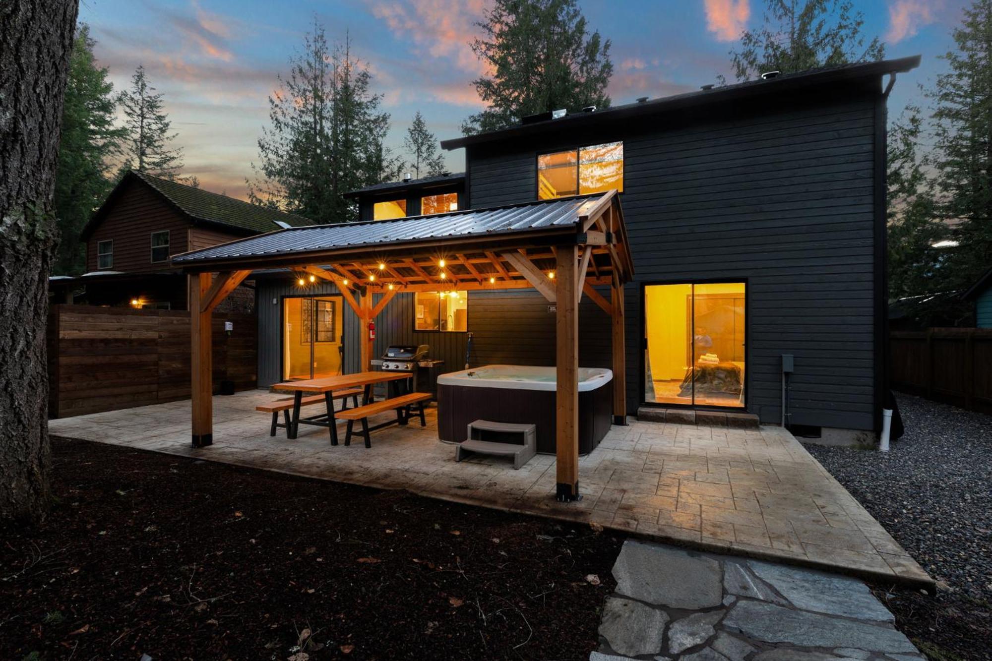 Stay Portland Collection - Alpine Retreat Hot Tub, Fire Pit & Game Room Rhododendron Buitenkant foto